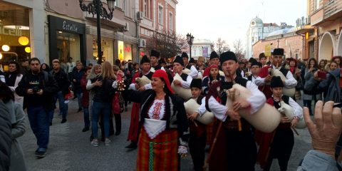 Страшни кукери, благозвучни гайди и ритмични танцови стъпки прогониха злото от Пловдив