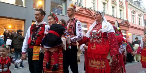 Страшни кукери, благозвучни гайди и ритмични танцови стъпки прогониха злото от Пловдив