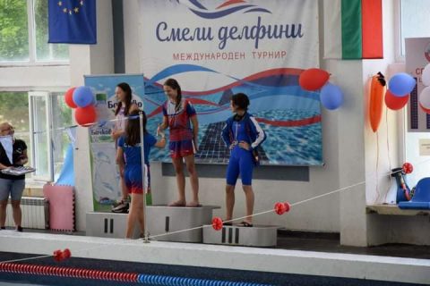 Международен детски плувен турнир „Смели делфини“